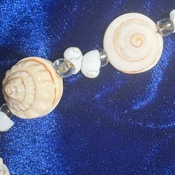 Very Pretty Delicate White Shell Stretch Bracelet. Measures 9inches unstretched. - Picture 3 of 16